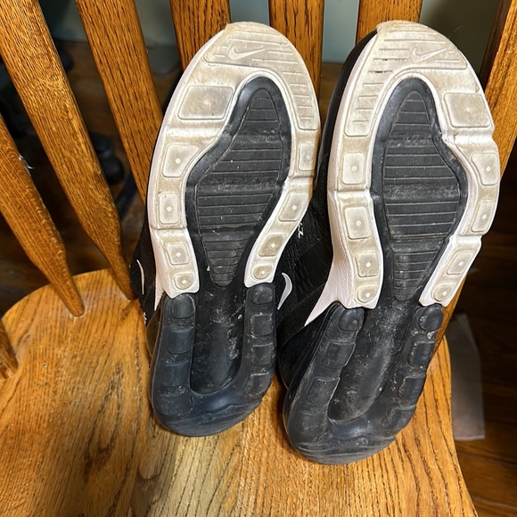 Barely worn Womens Nikes in great condition!! - Picture 4 of 8